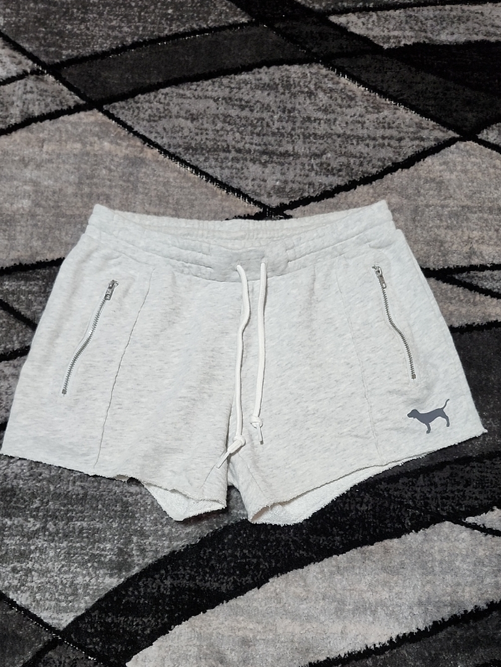 VS PINK 2018 HEATHER GRAY RAW-EDGE HEM ZIPPER POCKETS DOG LOGO MID-RISE SHORTS